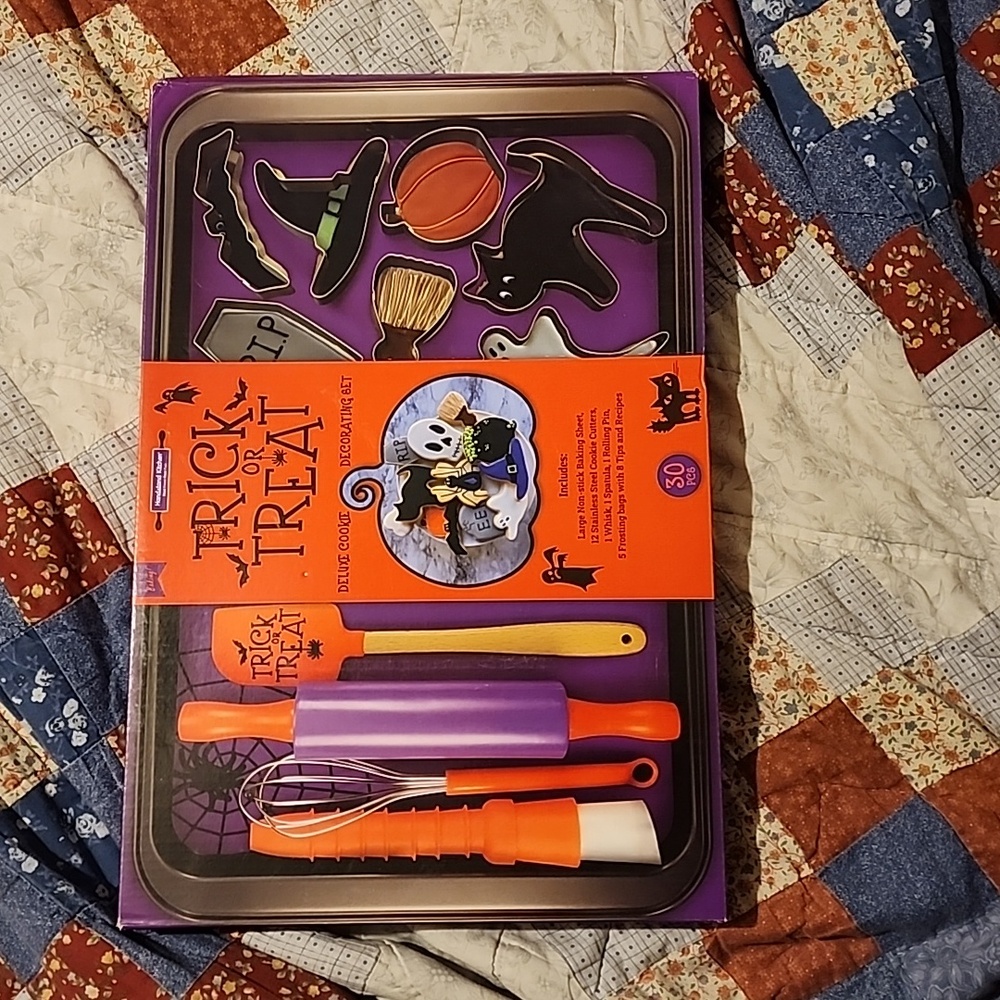 Handstand Kitchen Trick Or Treat Deluxe Cookoe Decorating Set